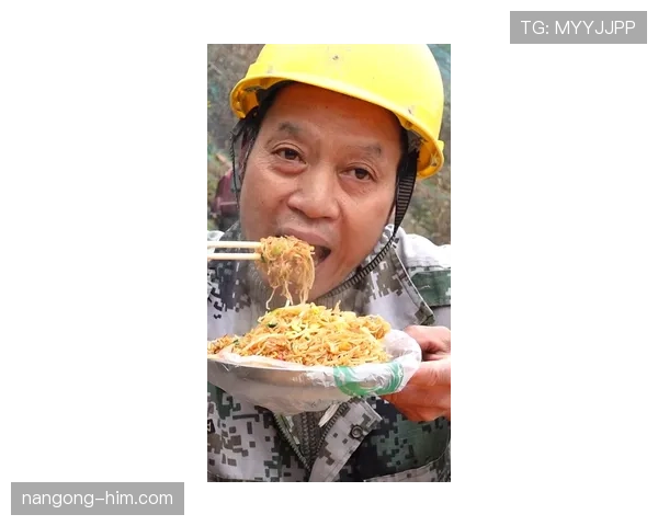 姚明边吃路边盒饭边刷手机的那张图，我居然看得心慌